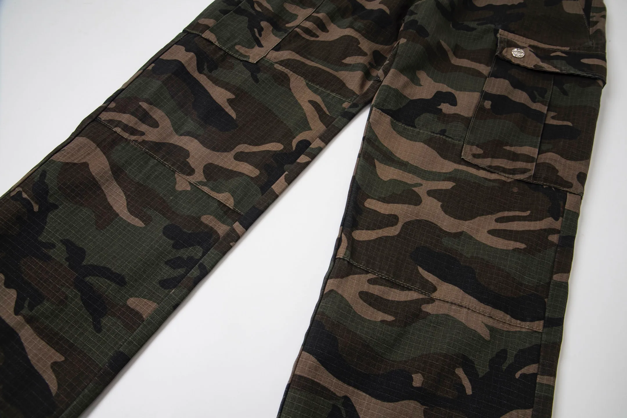P260 (all popular models are back) Chrome hearts CH Chrome hearts new silver camouflage three-dimensional pocket overalls Chrome hearts is a top brand in the fashion world, and this pair of pants is one of the best. It uses the classic Levi's jeans bottom panel, which has been carefully disassembled and spliced. The washed effect is natural, showing a unique retro charm. The pants are based on camouflage and are paired with cross patches, which have a great visual impact. These patches are exquisitely crafted and have a luxurious feel. The hardware accessories are ultra-exquisite. The placket buckle is made of silver, hand-polished and painted with distressing liquid. The main buckle has a three-dimensional cross flower shape. The six-pointed star screws and hand-cut leather washers on the back are full of details, which are both beautiful and durable. Style number: 1731# Color: Camouflage Size: 28 30 32 34 36